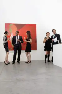 אנשים צופים באומנות קיר
