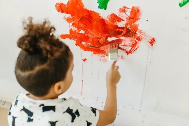 ילד מצייר על קיר