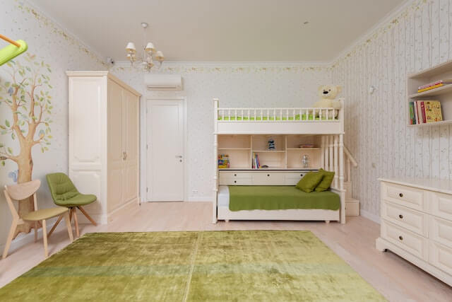 עיצוב חדר התינוק עם טפט צבעוני